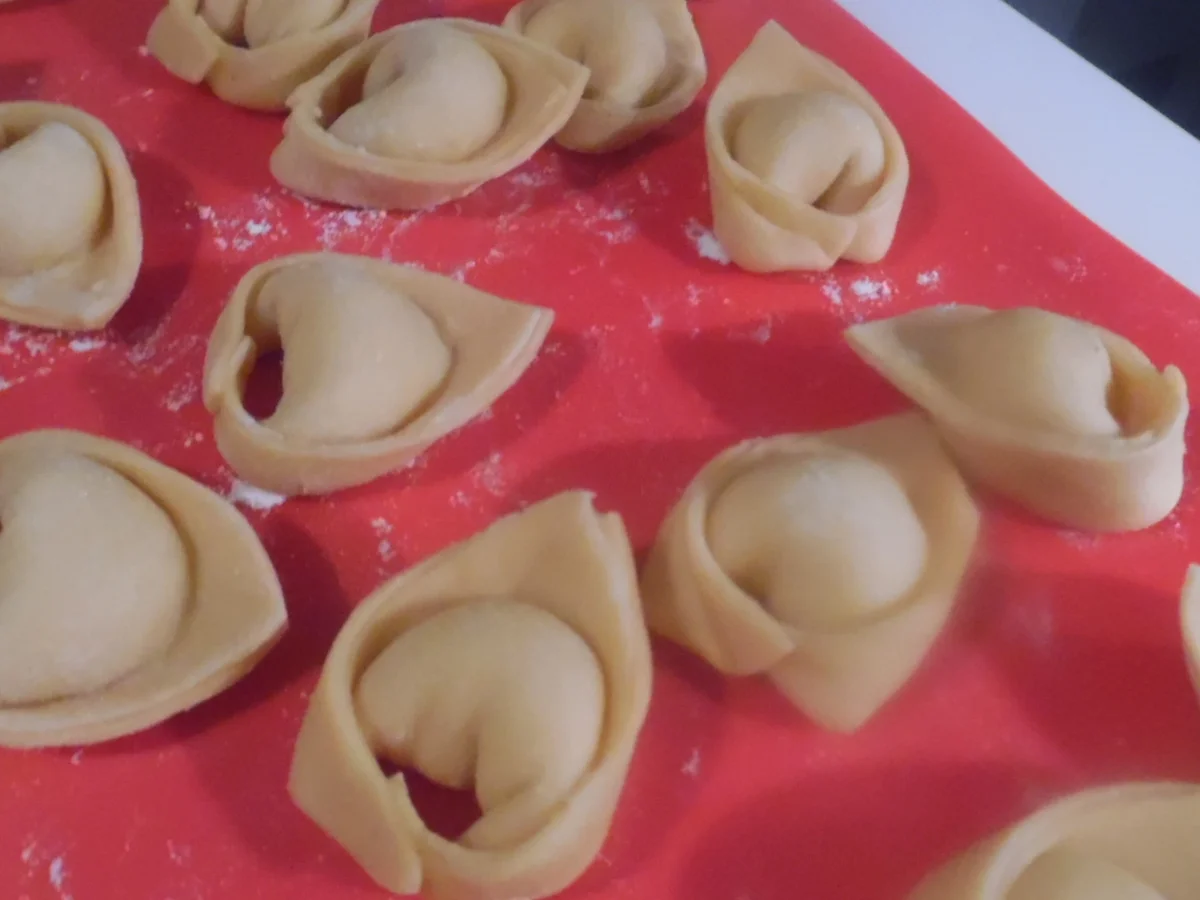 Cappellacci mit Ricotta-Parmesan-Füllung und Tomaten-Rahm-Soße - Rezept - Bild Nr. 4734