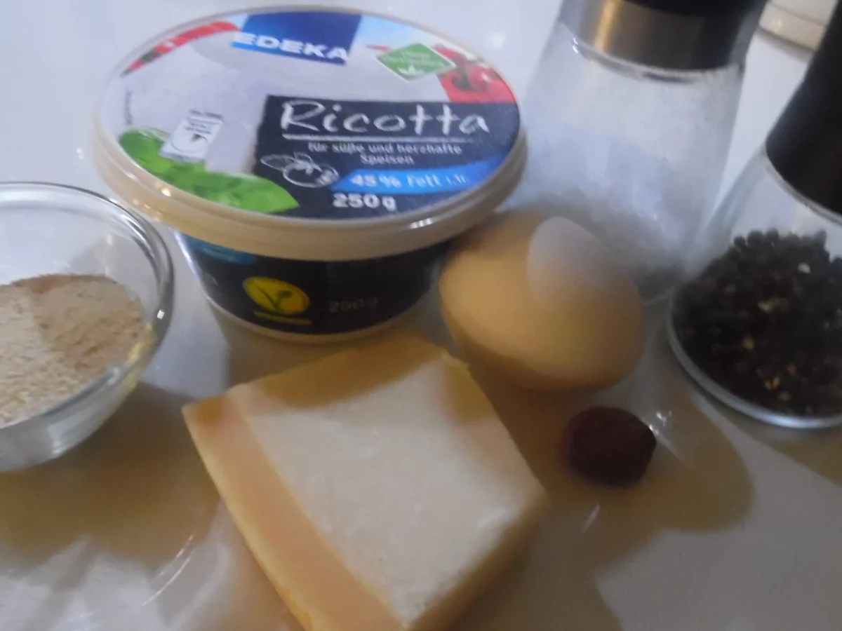 Cappellacci mit Ricotta-Parmesan-Füllung und Tomaten-Rahm-Soße - Rezept - Bild Nr. 4746