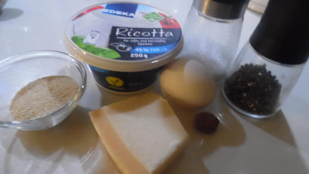 Cappellacci mit Ricotta-Parmesan-Füllung und Tomaten-Rahm-Soße