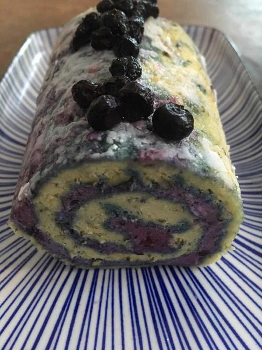 Bilder für Kürbiskern-Biskuitrolle mit Blaubeerfüllung - Rezept