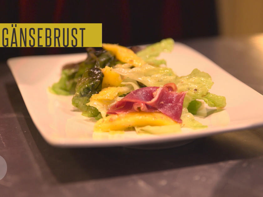 Salat mit Mango und Gänsebrust, dazu ein Gläschen Rosenkohlsuppe ...