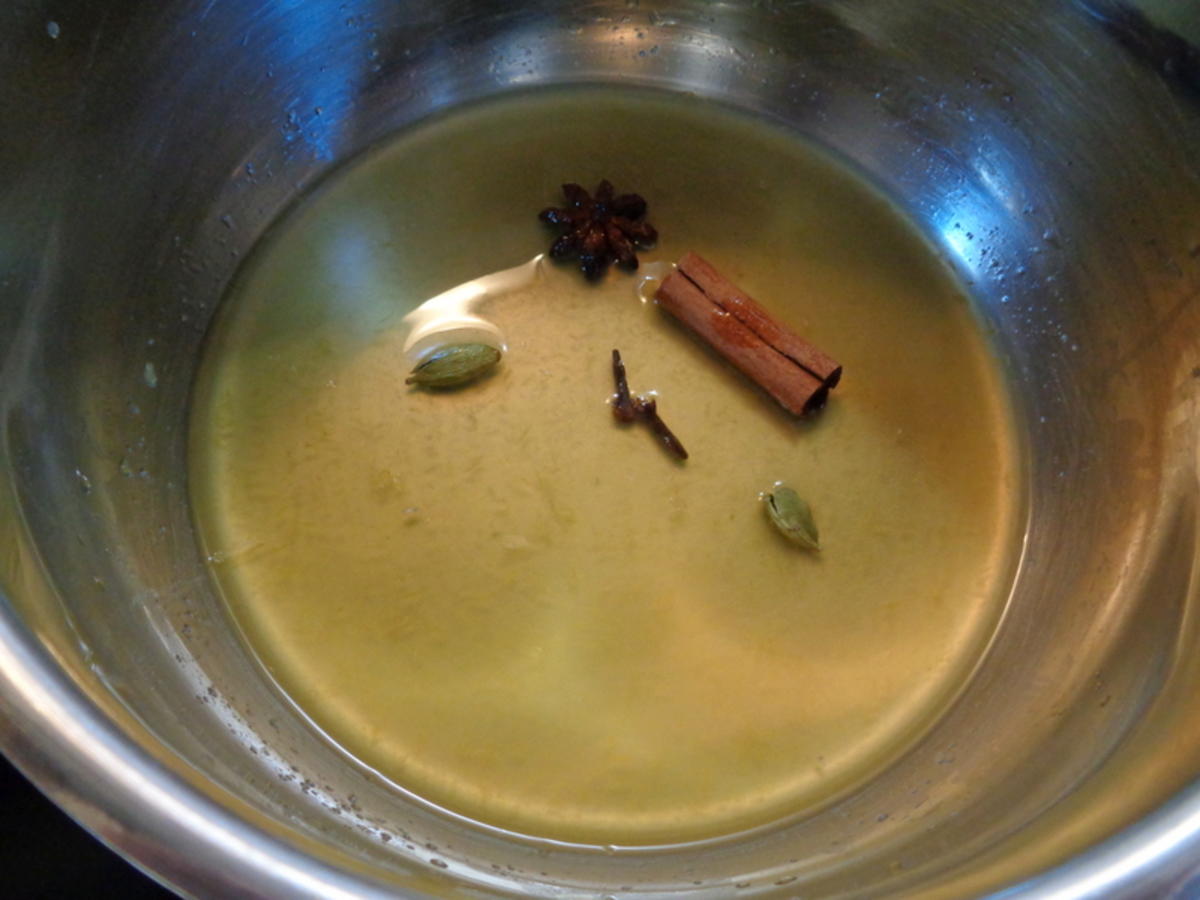 Glühwein Panna Cotta mit Karamell Gitter, Gewürz Orangen auf Orangen ...