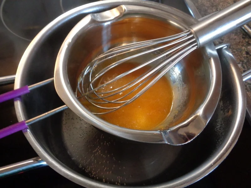 Glühwein-Panna Cotta mit Karamell-Gitter, Gewürz-Orangen auf Orangen-Zabaione ... - Rezept - Bild Nr. 4744