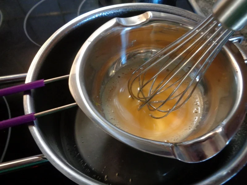 Glühwein-Panna Cotta mit Karamell-Gitter, Gewürz-Orangen auf Orangen-Zabaione ... - Rezept - Bild Nr. 4745