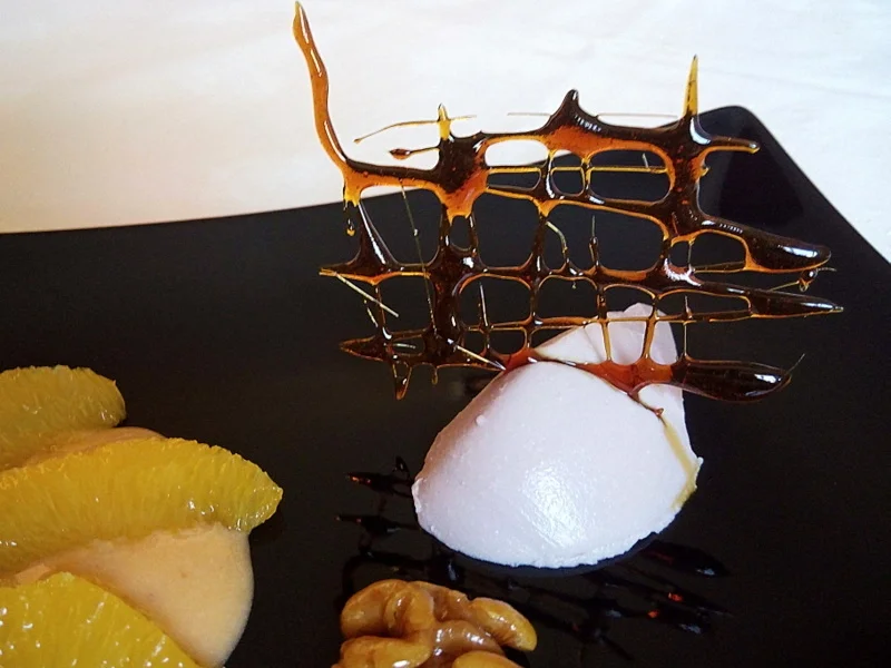 Glühwein-Panna Cotta mit Karamell-Gitter, Gewürz-Orangen auf Orangen-Zabaione ... - Rezept - Bild Nr. 4751