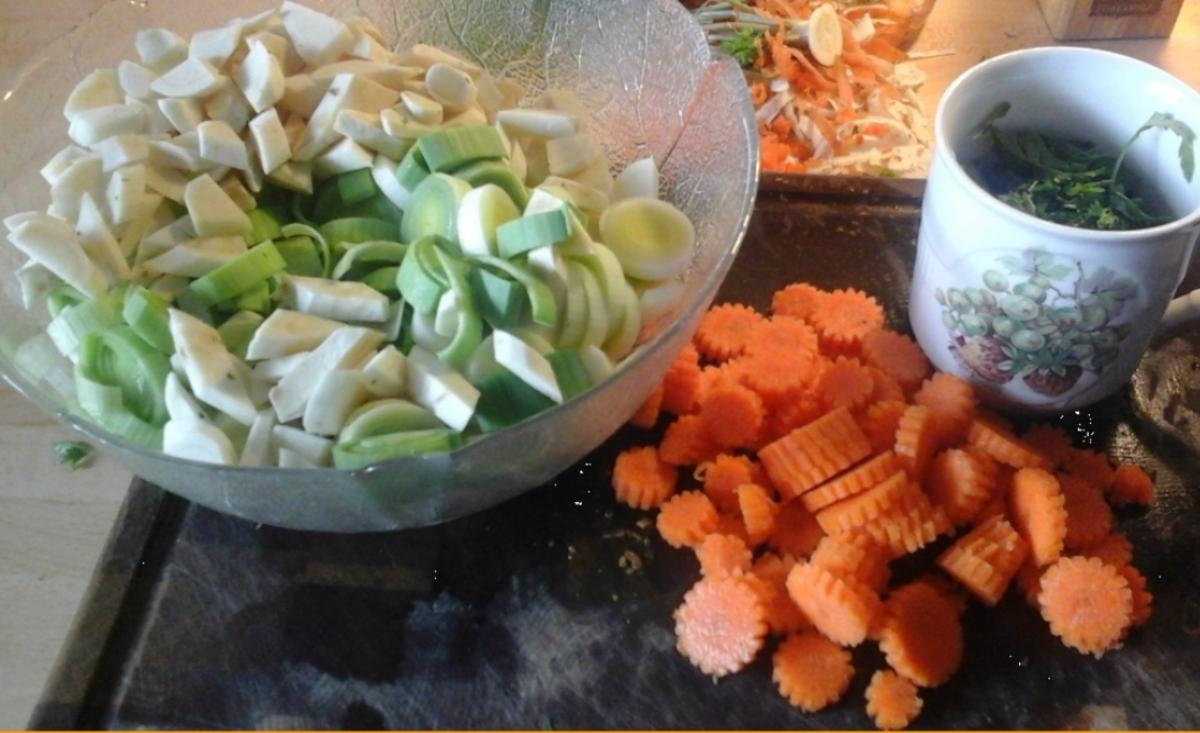 Fleischbrühsuppe mit Gemüse, pikanten Eierstich und Fadennudeln - Rezept - Bild Nr. 4739