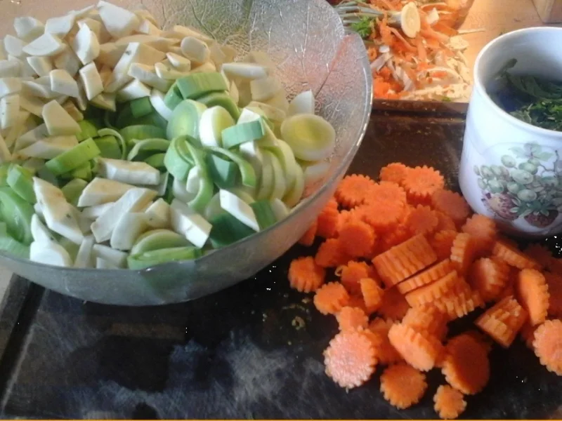 Rezept: Fleischbrühsuppe mit Gemüse, pikanten Eierstich und Fadennudeln Bild Nr. 4739 Fleischbrühsuppe mit Gemüse, pikanten Eierstich und Fadennudeln - Rezept - Bild Nr. 4739