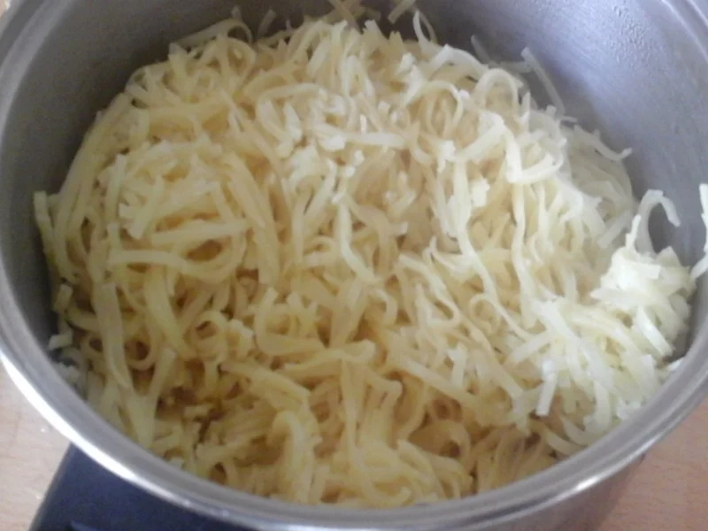 Rezept: Fleischbrühsuppe mit Gemüse, pikanten Eierstich und Fadennudeln Bild Nr. 4741 Fleischbrühsuppe mit Gemüse, pikanten Eierstich und Fadennudeln - Rezept - Bild Nr. 4741