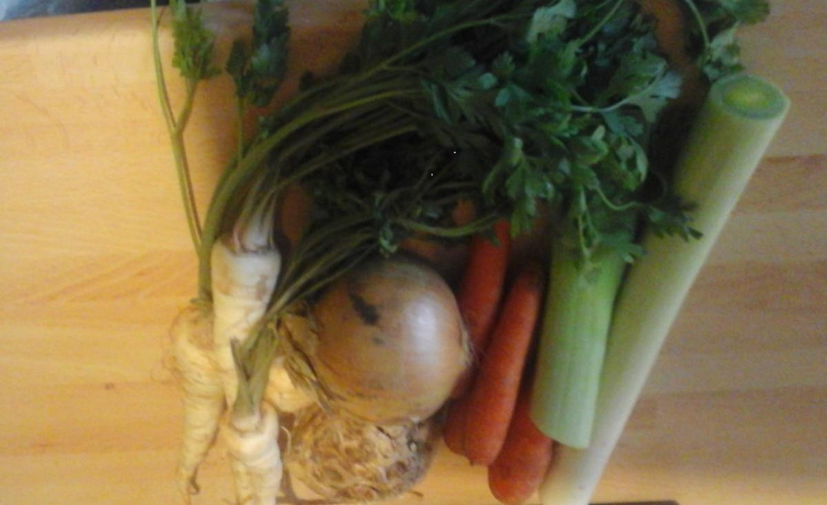 Fleischbrühsuppe mit Gemüse, pikanten Eierstich und Fadennudeln - Rezept - Bild Nr. 4738