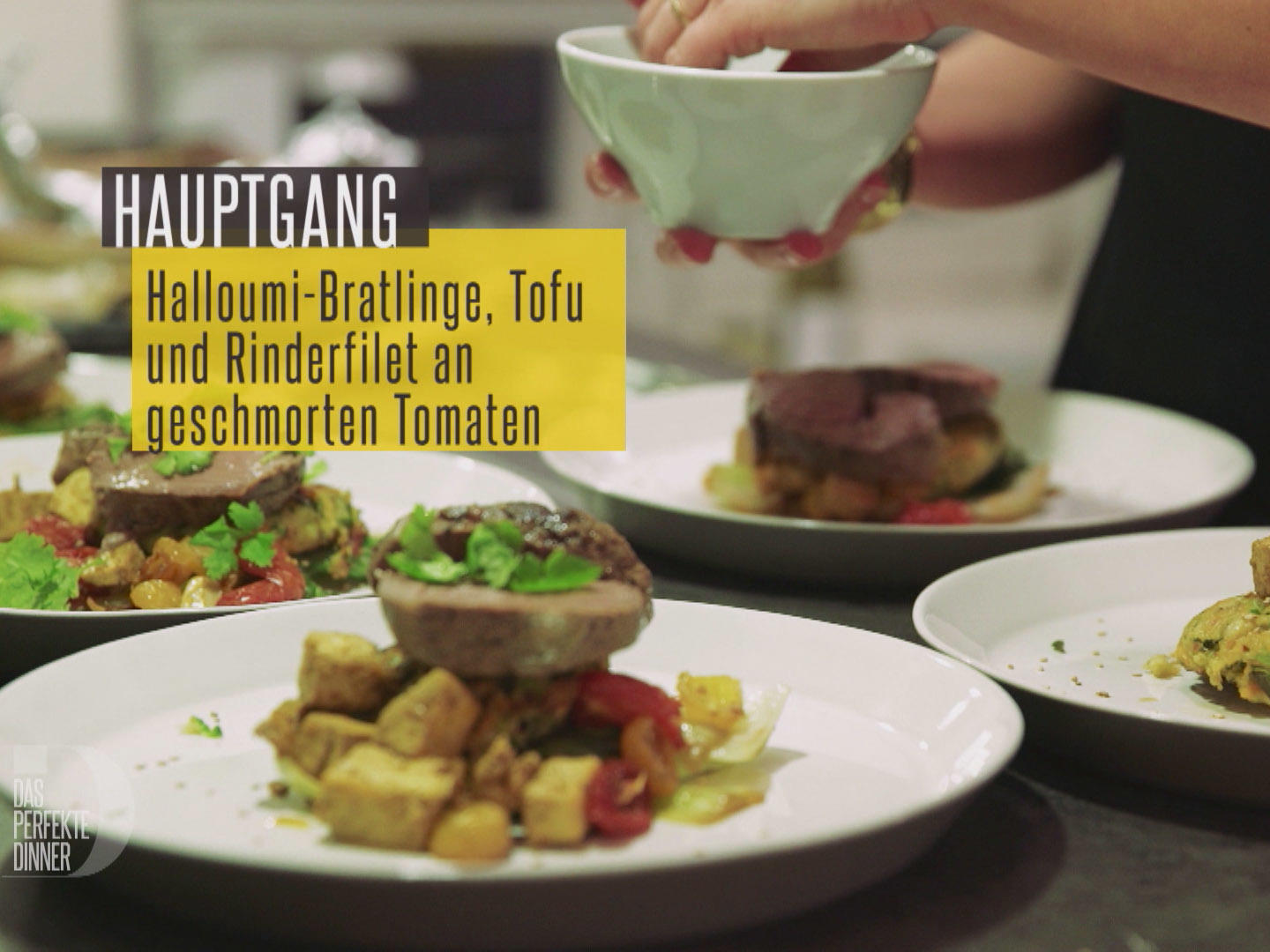 Gemüsebratling mit Halloumi, Koriander und Minze, dazu Pak Choi, Tofu ...