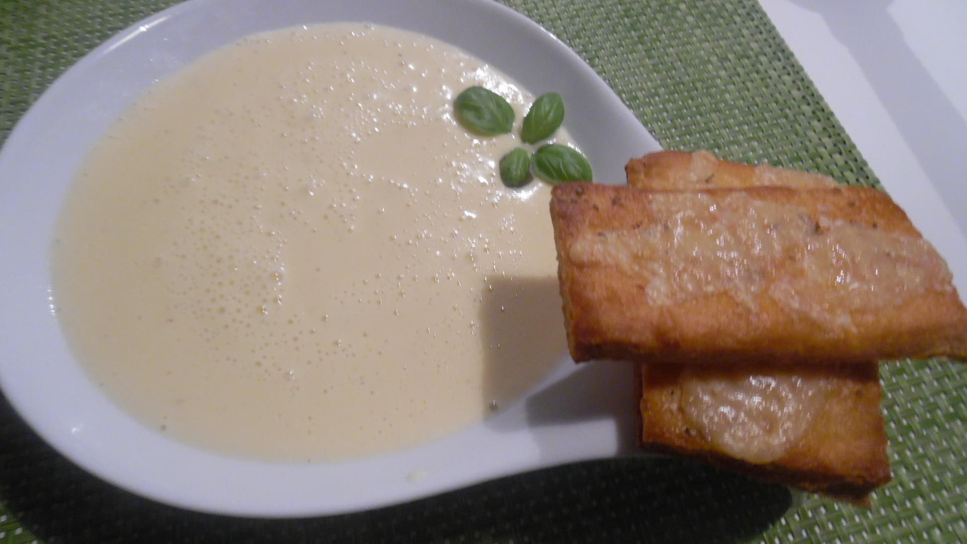 Bilder für Knoblauchsuppe mit Parmesan-Crostini - Rezept