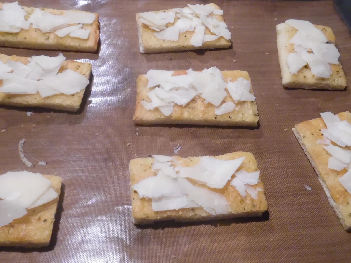 Rezept: Knoblauchsuppe mit Parmesan-Crostini Bild Nr. 3 Knoblauchsuppe mit Parmesan-Crostini - Rezept - Bild Nr. 3