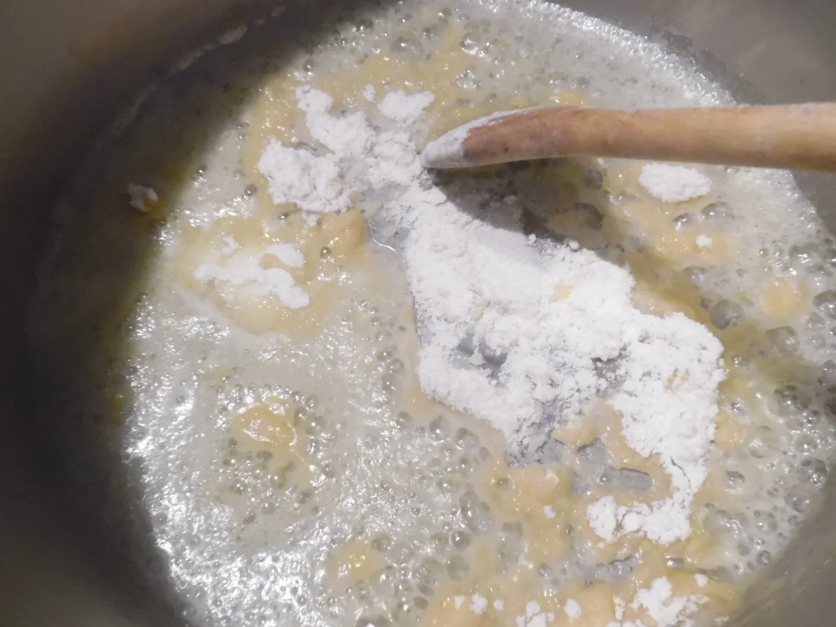 Rezept: Knoblauchsuppe mit Parmesan-Crostini Bild Nr. 5 Knoblauchsuppe mit Parmesan-Crostini - Rezept - Bild Nr. 5