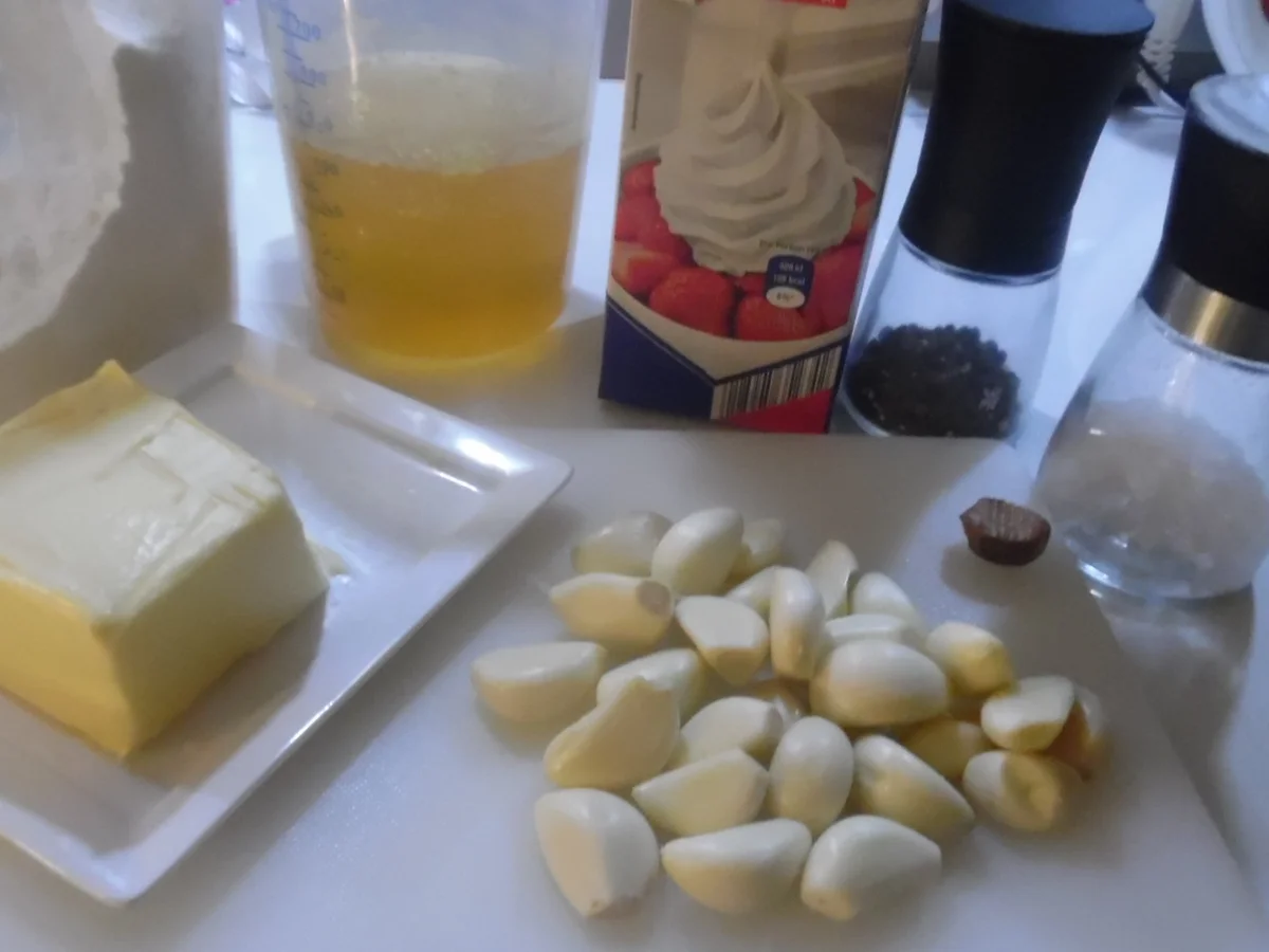 Rezept: Knoblauchsuppe mit Parmesan-Crostini Bild Nr. 7 Knoblauchsuppe mit Parmesan-Crostini - Rezept - Bild Nr. 7