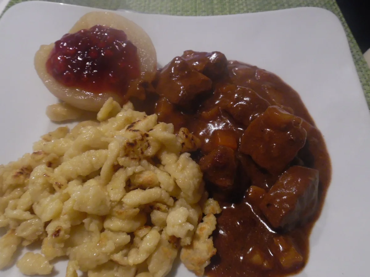 Rezept: Wildschwein-Gulasch mit Preiselbeer-Birne und Spätzle Bild Nr. 4794 Wildschwein-Gulasch mit Preiselbeer-Birne und Spätzle - Rezept - Bild Nr. 4794