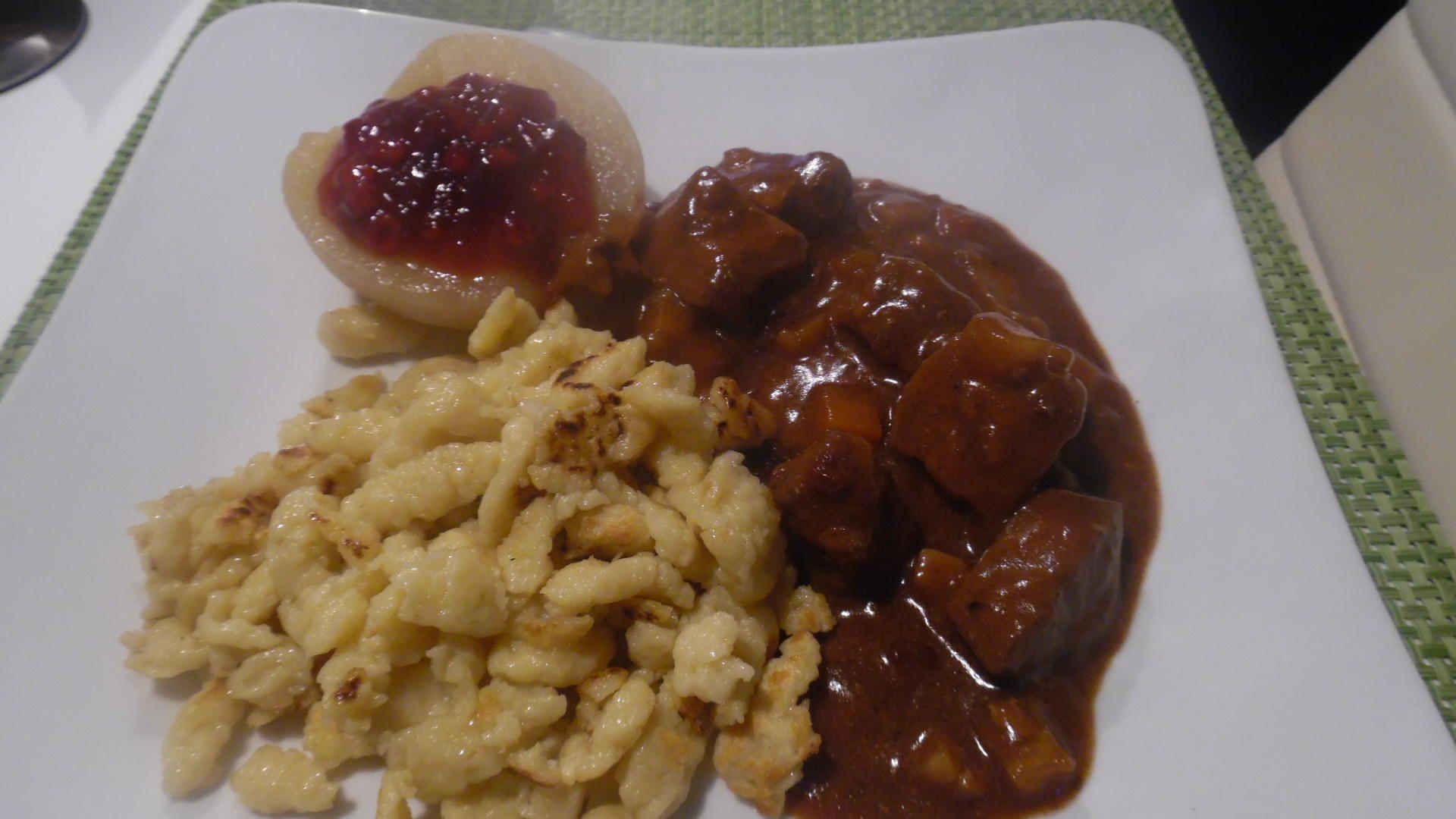 Bilder für Wildschwein-Gulasch mit Preiselbeer-Birne und Spätzle - Rezept