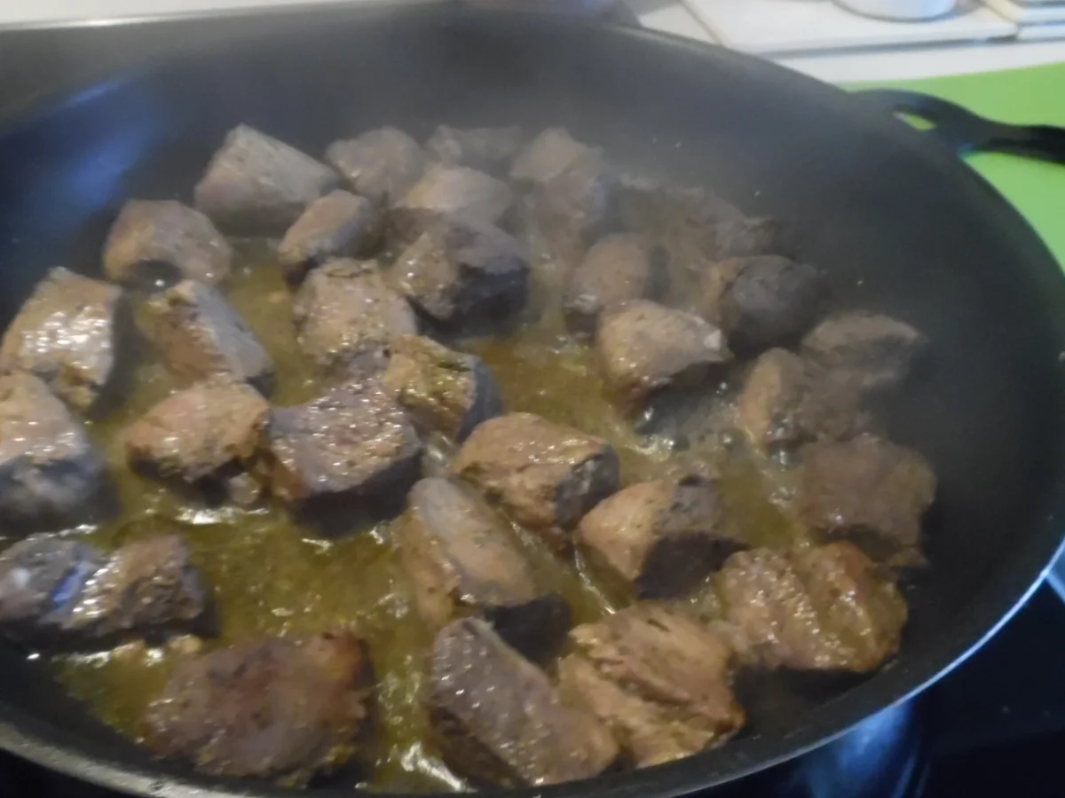 Rezept: Wildschwein-Gulasch mit Preiselbeer-Birne und Spätzle Bild Nr. 4796 Wildschwein-Gulasch mit Preiselbeer-Birne und Spätzle - Rezept - Bild Nr. 4796