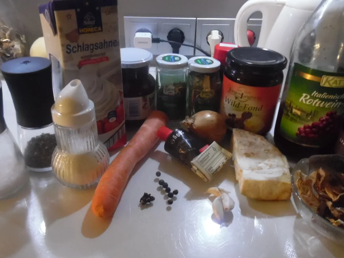 Rezept: Wildschwein-Gulasch mit Preiselbeer-Birne und Spätzle Bild Nr. 4809 Wildschwein-Gulasch mit Preiselbeer-Birne und Spätzle - Rezept - Bild Nr. 4809