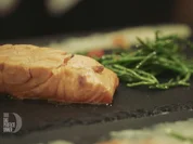 In Soja confierter Lachs mit geflämmter Haut und dazu karamellisierter Ingwer mit Chilli - Rezept - Bild Nr. 2