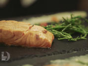 In Soja confierter Lachs mit geflämmter Haut und dazu karamellisierter Ingwer mit Chilli - Rezept - Bild Nr. 2