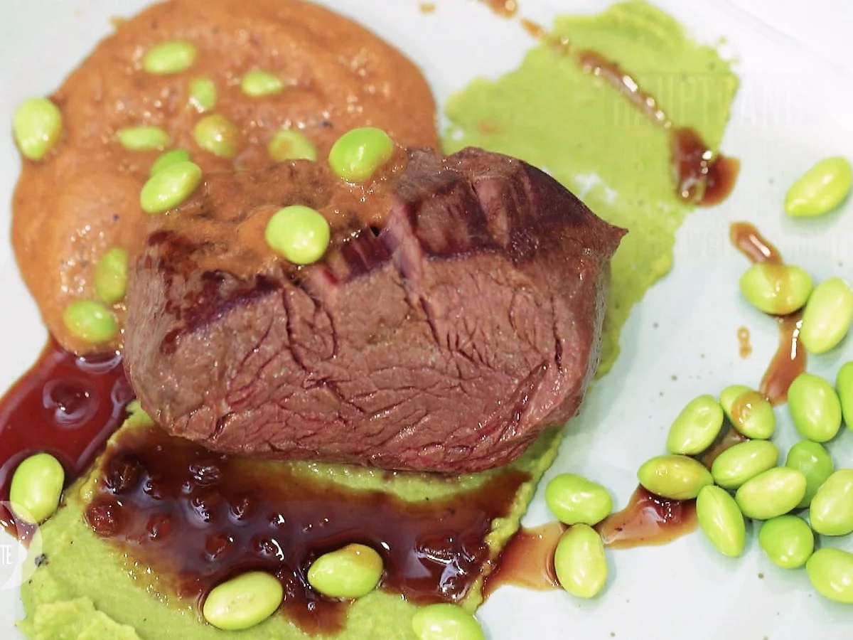 Rezept: Steak mit Miso, Edamame, Erbsencréme und Portwein-Schalotten-Jus Bild Nr. 2 Steak mit Miso, Edamame, Erbsencréme und Portwein-Schalotten-Jus - Rezept - Bild Nr. 2