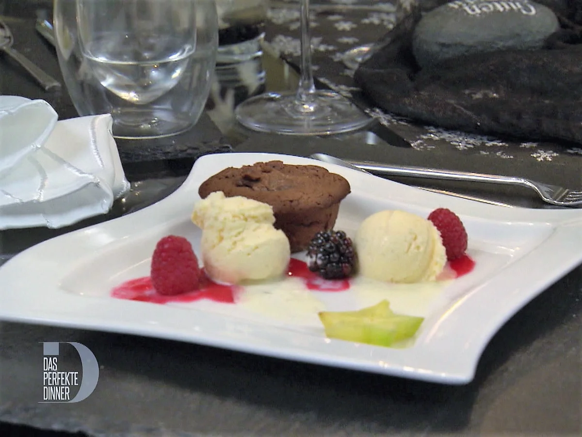 SCHOKOKUCHEN mit flüssigem Kern & Vanilleeis auf einem Himbeerspiegel - Rezept - Bild Nr. 2