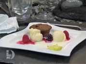 SCHOKOKUCHEN mit flüssigem Kern & Vanilleeis auf einem Himbeerspiegel - Rezept - Bild Nr. 2