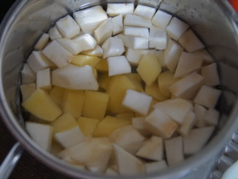 Kassler im Blätterteig mit Weißkraut böhmischer Art und Sellerie-Kartoffelstampf - Rezept - Bild Nr. 4817