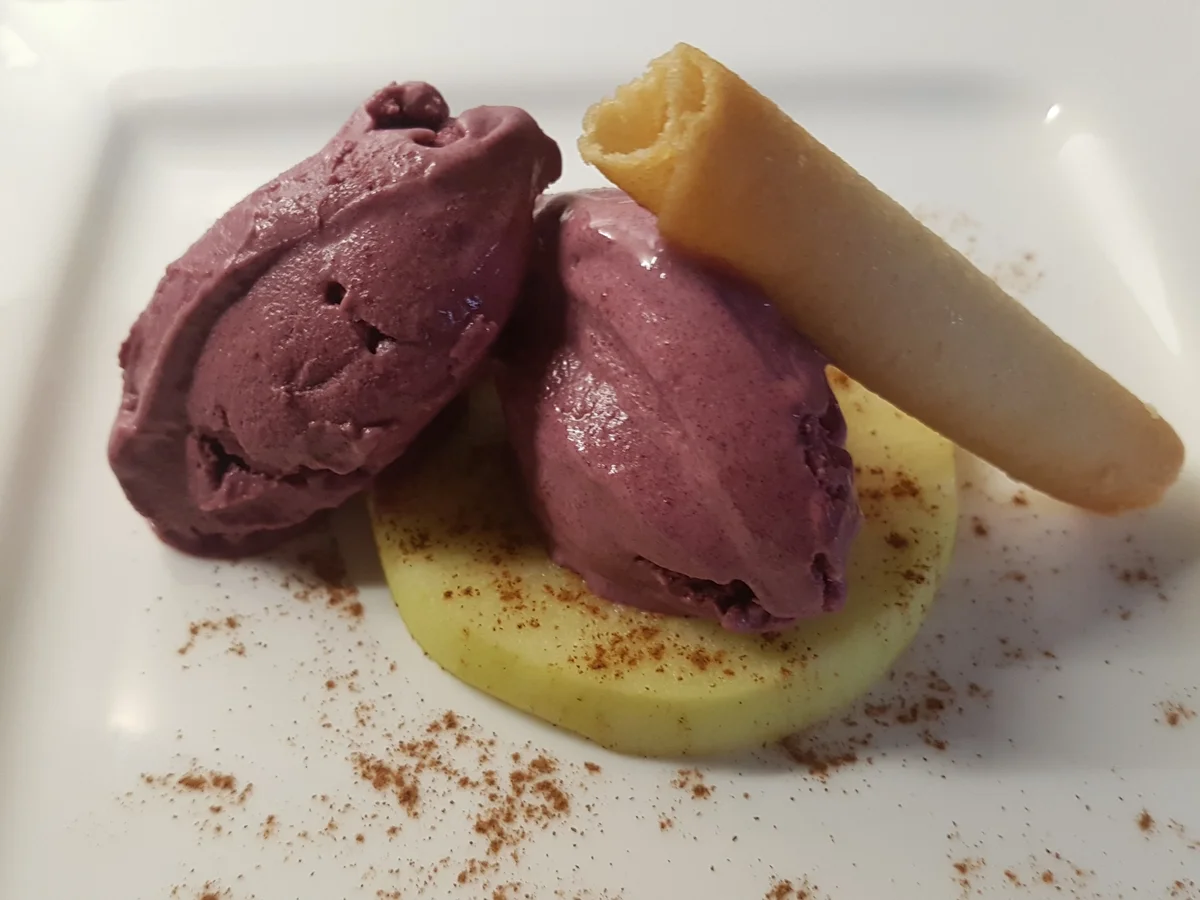 selbstgemachtes Glühwein- Eis auf karamellisiertem Apfel-Ring - Rezept - Bild Nr. 4820