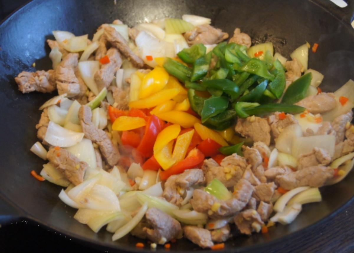 Asiatisches Schweinefiletgeschnetzeltes mit Gemüse und gelben Basmatireis - Rezept - Bild Nr. 4828