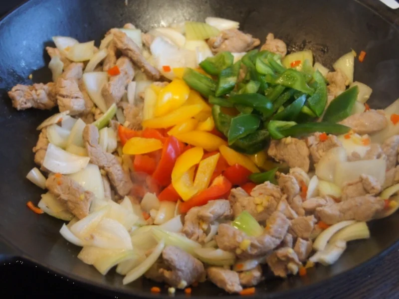 Rezept: Asiatisches Schweinefiletgeschnetzeltes mit Gemüse und gelben Basmatireis Bild Nr. 4828 Asiatisches Schweinefiletgeschnetzeltes mit Gemüse und gelben Basmatireis - Rezept - Bild Nr. 4828