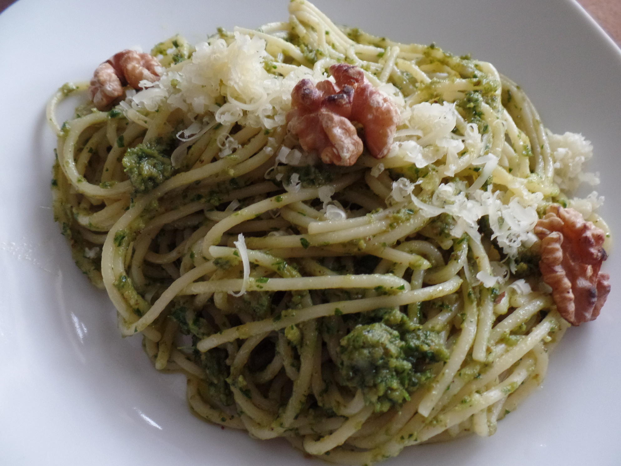 Bilder für Spaghetti mit Petersilien-Walnuss-Pesto - Rezept