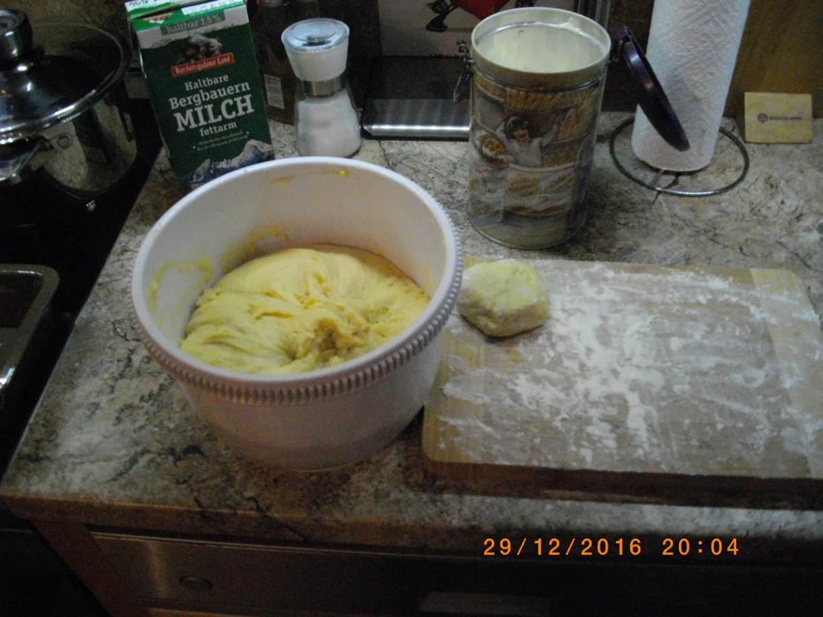 Rezept: Dampf und Rohrnudeln Bild Nr. 4830 Dampf und Rohrnudeln - Rezept - Bild Nr. 4830