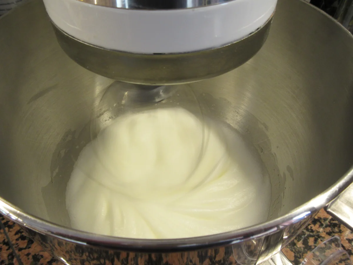 Dessert: Baiser mit Mangofüllung und allerlei Deko - Rezept - Bild Nr. 4831