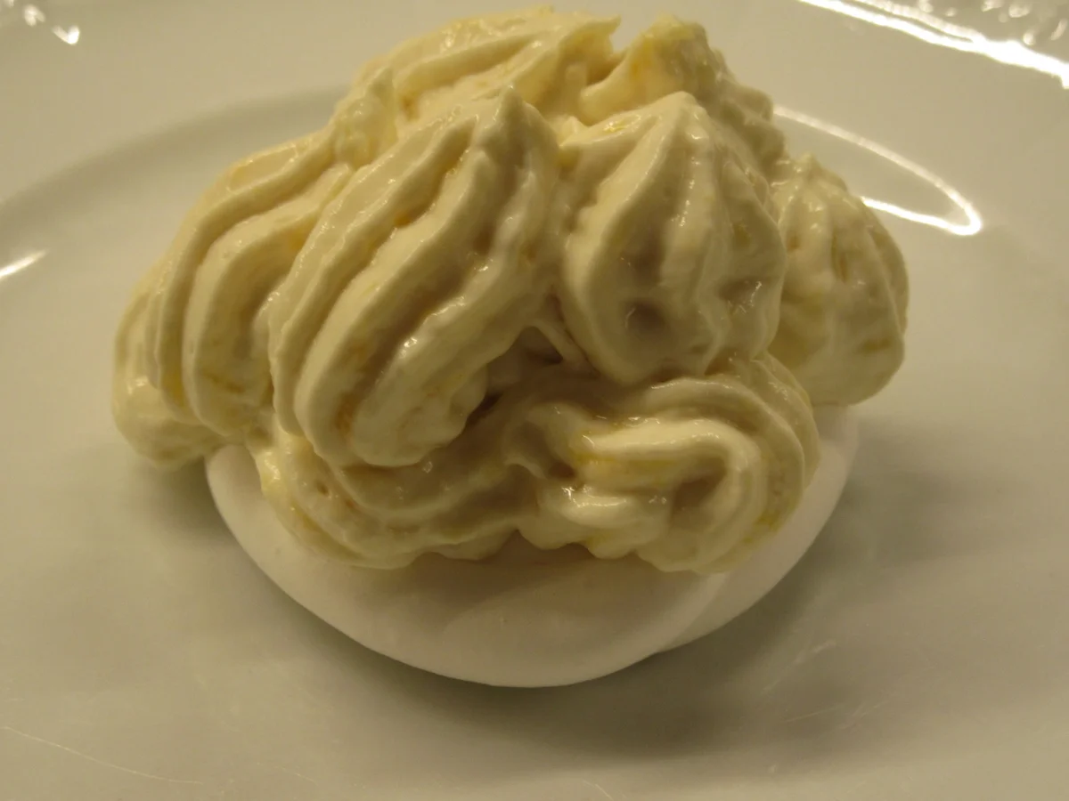 Dessert: Baiser mit Mangofüllung und allerlei Deko - Rezept - Bild Nr. 4840