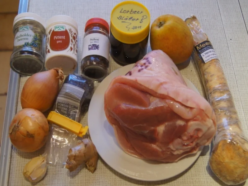 Eisbein mit Sahne-Apfel-Meerrettich und Bauernbrot - Rezept - Bild Nr. 3