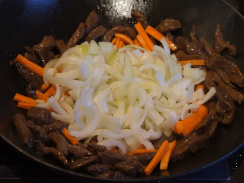 Rindfleisch mit Zwiebeln und Würzreis - Rezept - Bild Nr. 4903