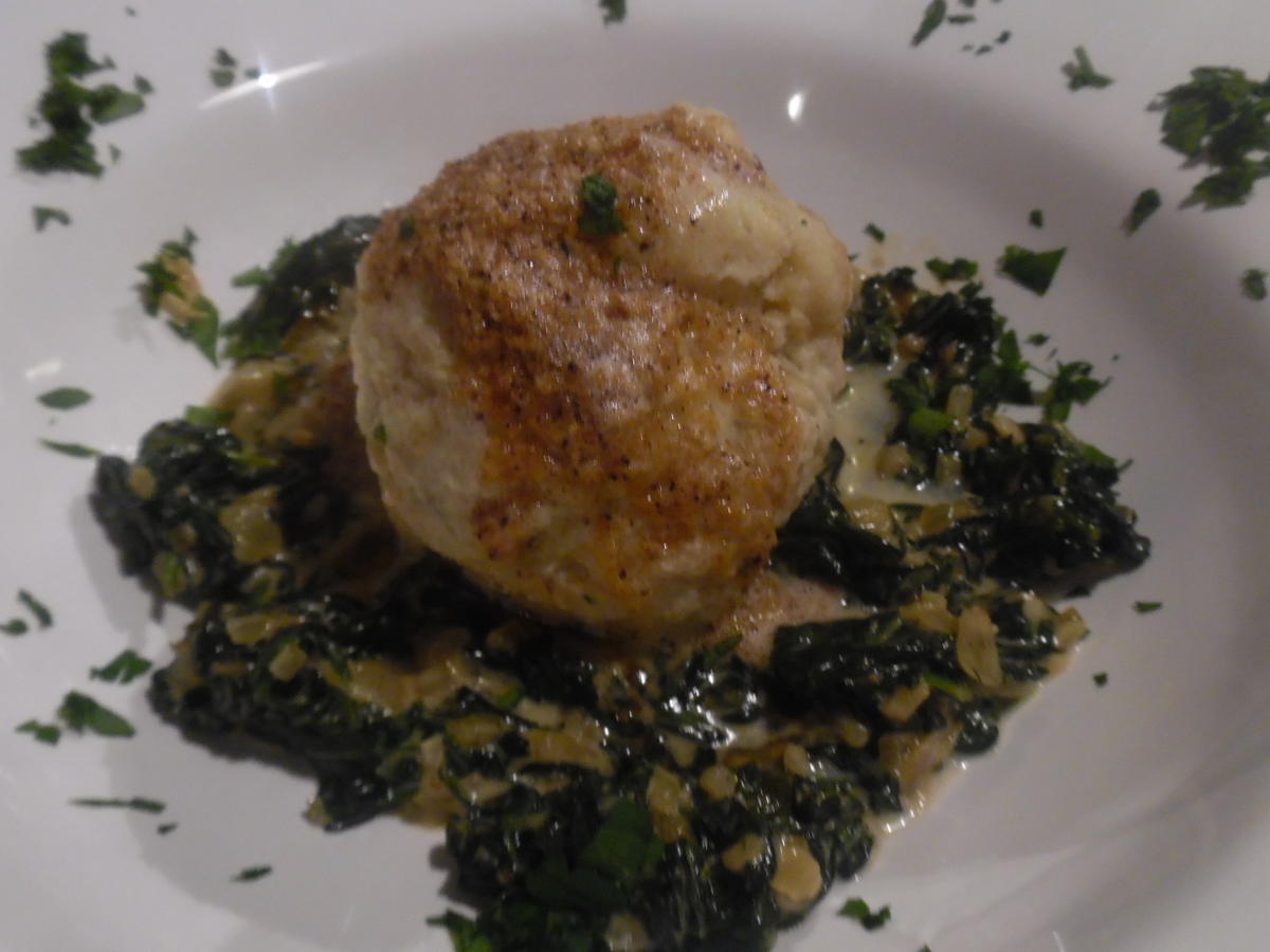 Tiroler Kasknödel mit Nußbutter-Brösel auf Rahm-Spinat - Rezept ...