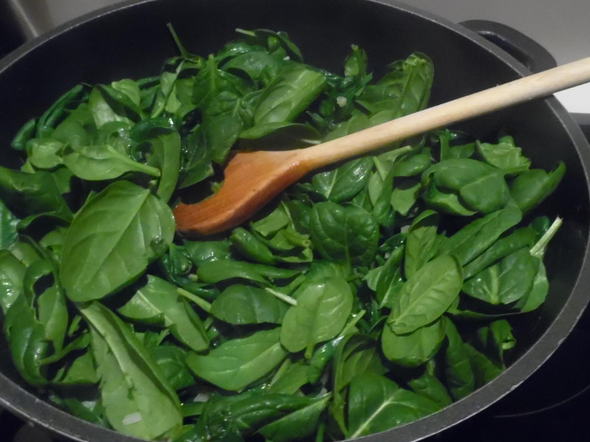Tiroler Kasknödel mit Nußbutter Brösel auf Rahm Spinat - einfach - von ... Tiroler Kasknödel mit Nußbutter Brösel auf Rahm Spinat - einfach - von ...