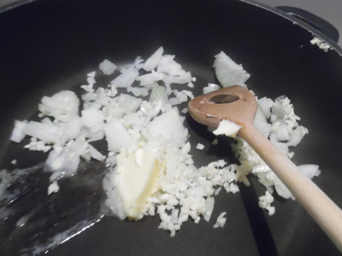 Tiroler Kasknödel mit Nußbutter-Brösel auf Rahm-Spinat - Rezept ...