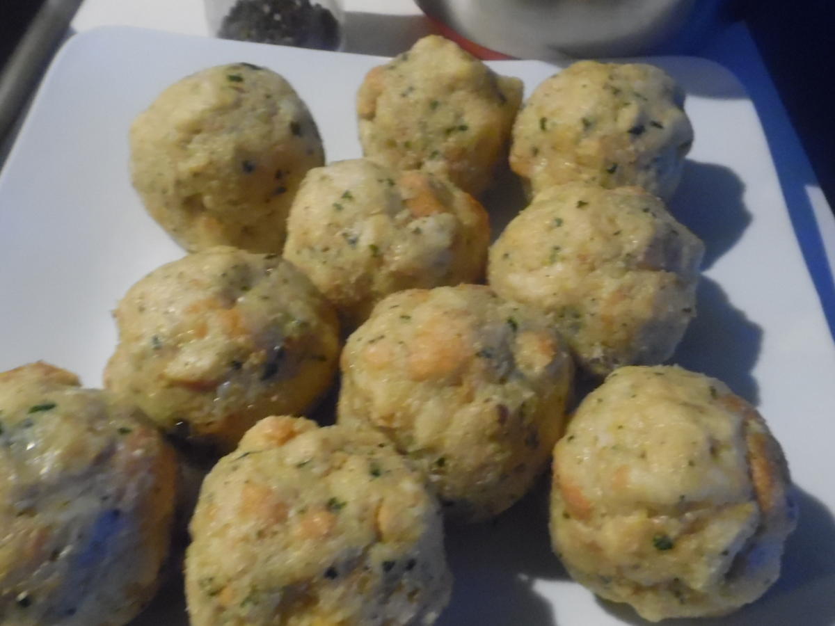 Tiroler Kasknödel mit Nußbutter-Brösel auf Rahm-Spinat - Rezept ...