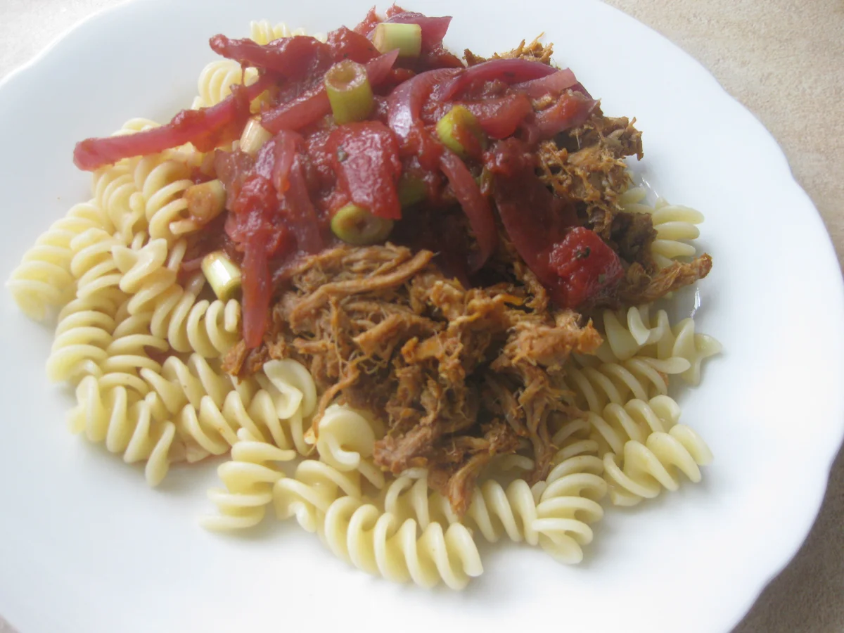 Pulled Pork mit Rotwein-Tomatensauce und Penne - Rezept - Bild Nr. 3