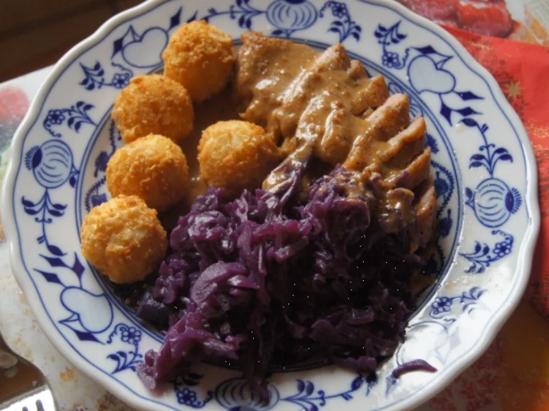Entenbrustfilet mit Sauce, Ananas-Mango-Rotkohl und Mandelbällchen - Rezept - Bild Nr. 4931