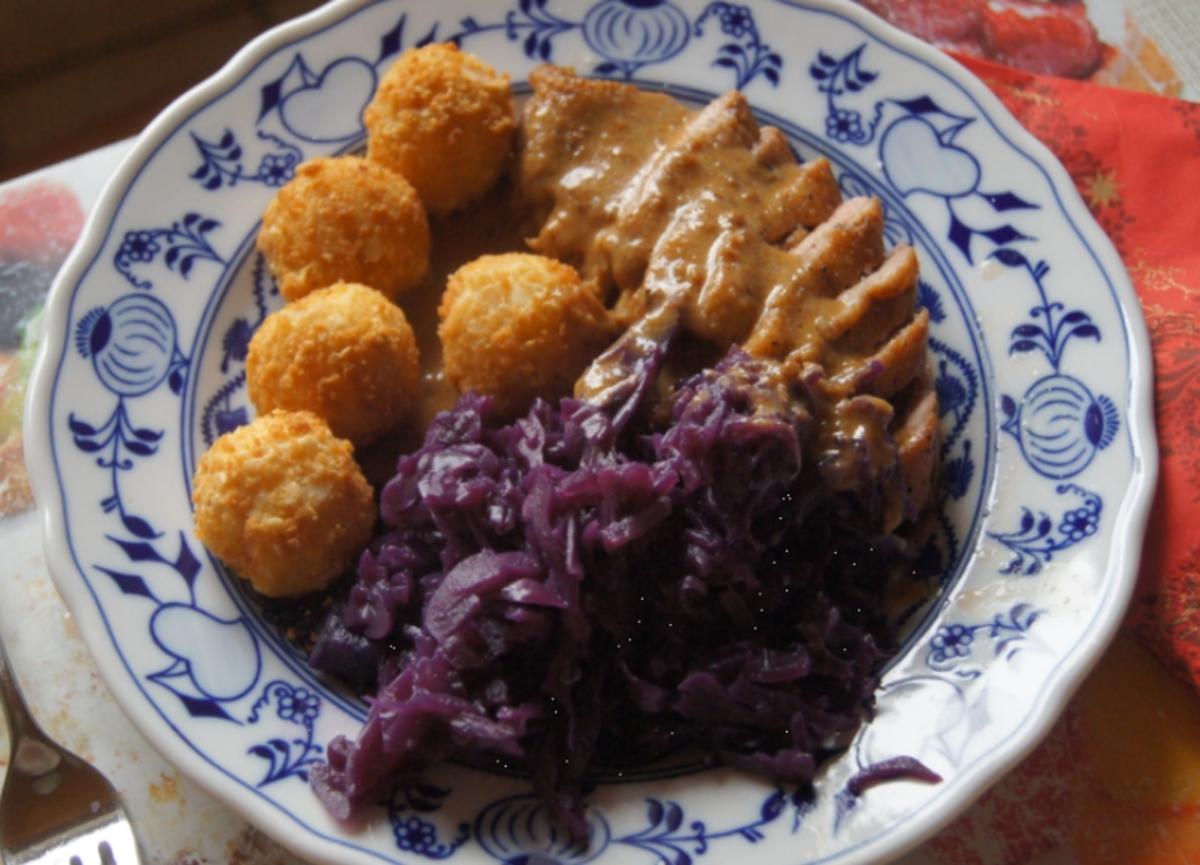 Entenbrustfilet mit Sauce, Ananas-Mango-Rotkohl und Mandelbällchen ...