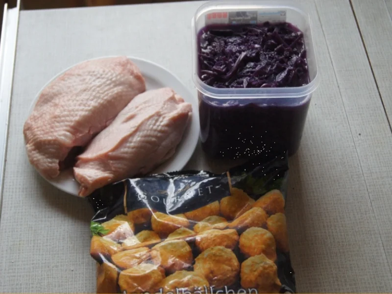 Entenbrustfilet mit Sauce, Ananas-Mango-Rotkohl und Mandelbällchen - Rezept - Bild Nr. 4932