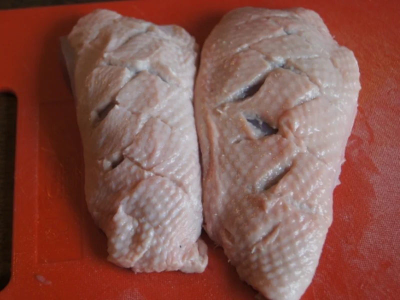 Entenbrustfilet mit Sauce, Ananas-Mango-Rotkohl und Mandelbällchen - Rezept - Bild Nr. 4933