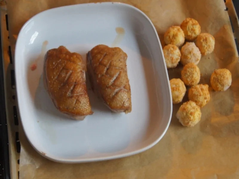 Entenbrustfilet mit Sauce, Ananas-Mango-Rotkohl und Mandelbällchen - Rezept - Bild Nr. 4936