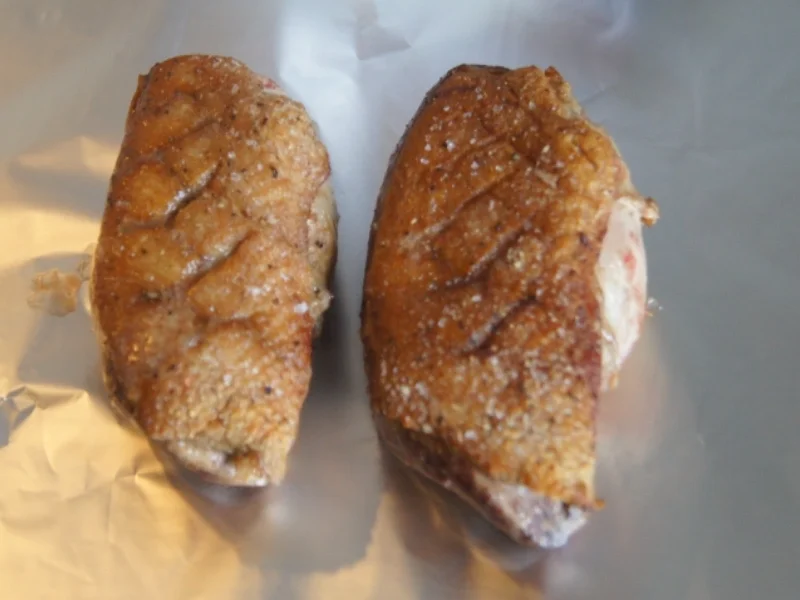 Entenbrustfilet mit Sauce, Ananas-Mango-Rotkohl und Mandelbällchen - Rezept - Bild Nr. 4937