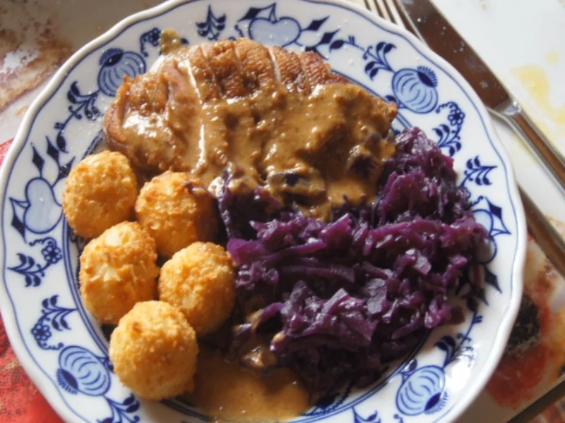 Entenbrustfilet mit Sauce, Ananas-Mango-Rotkohl und Mandelbällchen - Rezept - Bild Nr. 4943