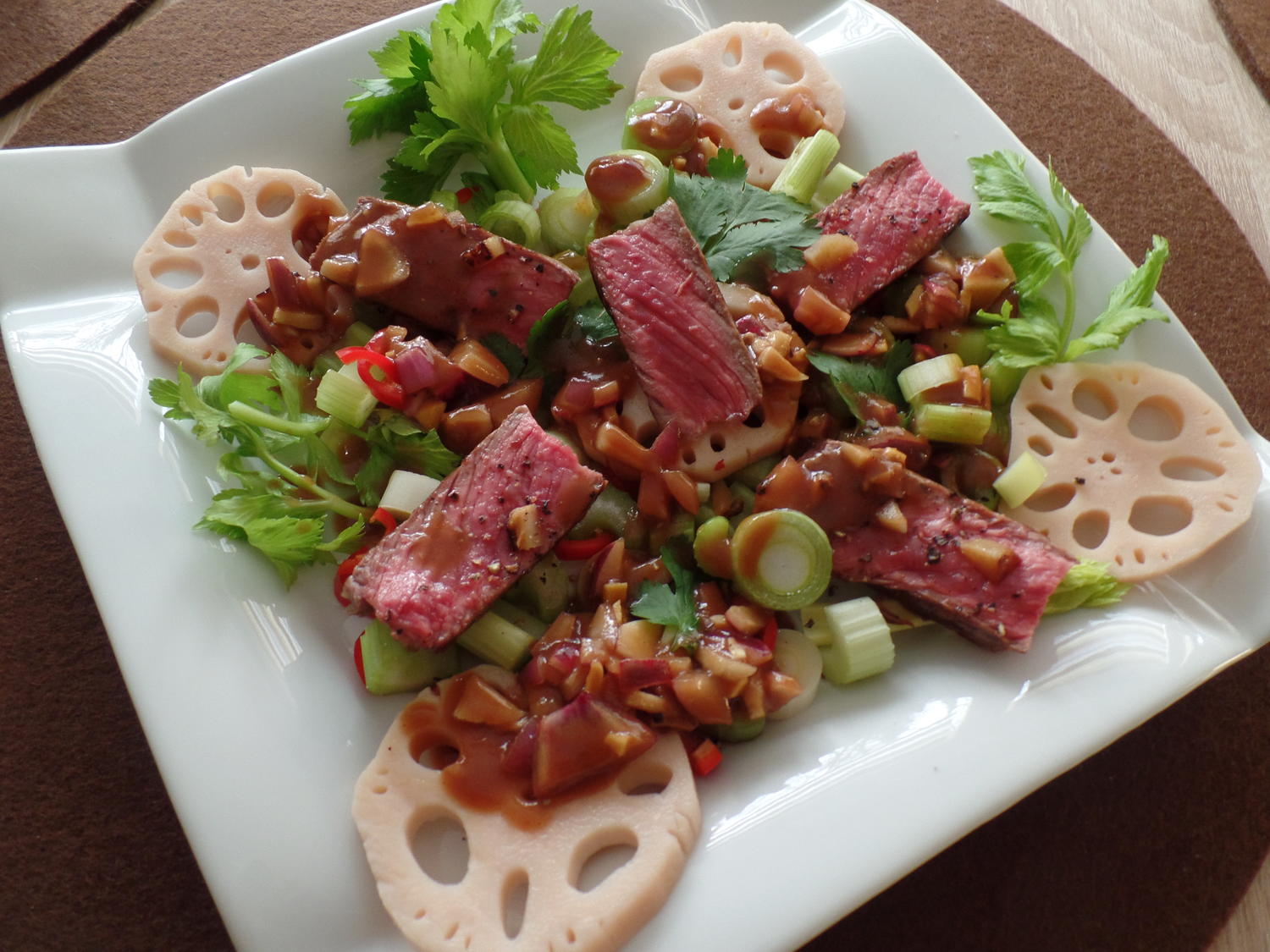 Thailändischer Rindfleischsalat mit Lotuswurzeln - Rezept - kochbar.de